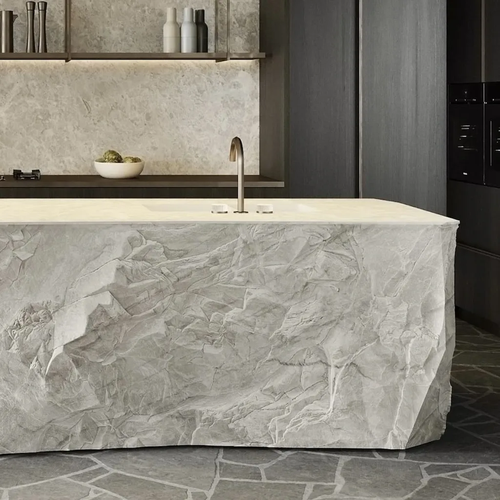 Cuisine design avec îlot central en béton sculpté façon roche naturelle claire, plan de travail épuré – Réalisation Art Déco Béton