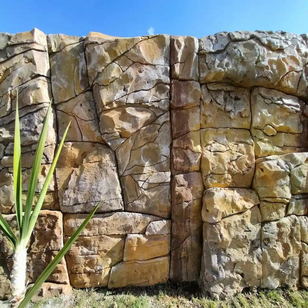 Façade extérieure en béton sculpté avec textures pierre et fissures réalistes – Création Art Déco Béton