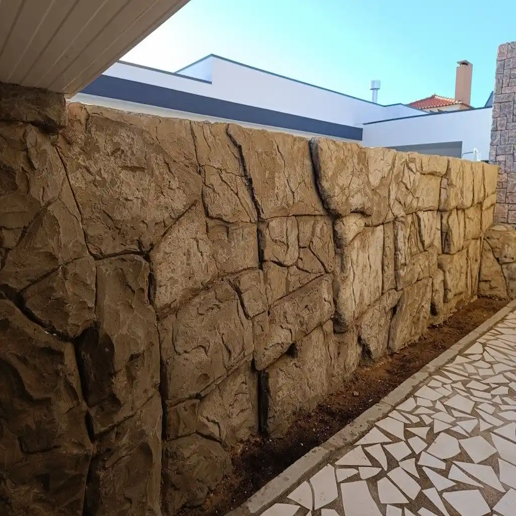 Façade extérieure en béton sculpté avec effet pierre irrégulière et sol mosaïque – Création Art Déco Béton