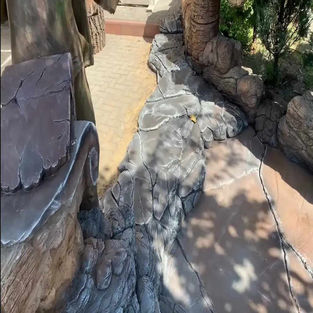 Sol en béton sculpté imitation pierre avec reliefs et textures détaillées – réalisation artisanale Art Déco 34