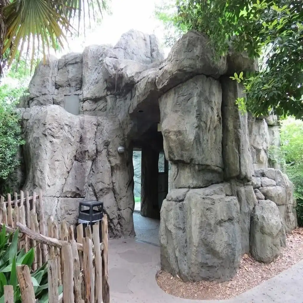 Structure en béton sculpté imitation roche naturelle avec entrée de grotte – réalisation Art Déco 34