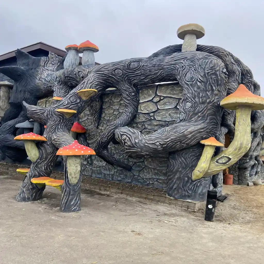 Structure décorative en forme d’arbre avec champignons géants réalisée par Art Déco 34