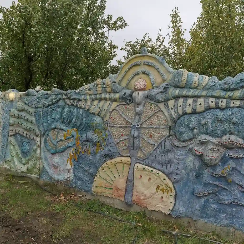 Façade extérieure en béton sculpté avec motifs abstraits et insectes stylisés – Création Art Déco 34