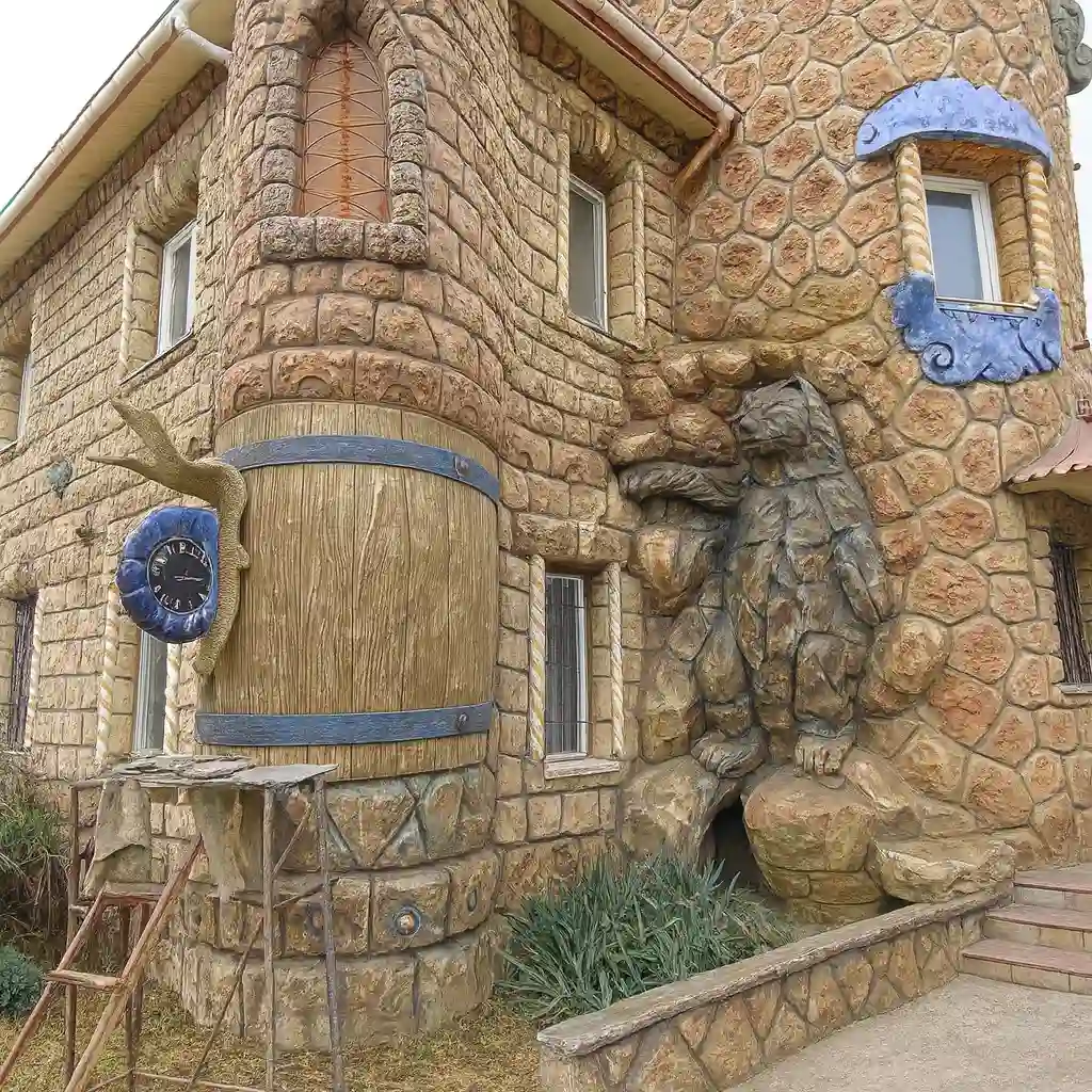 Façade décorative avec sculpture d’ours et horloge sur tonneau – Art Déco 34