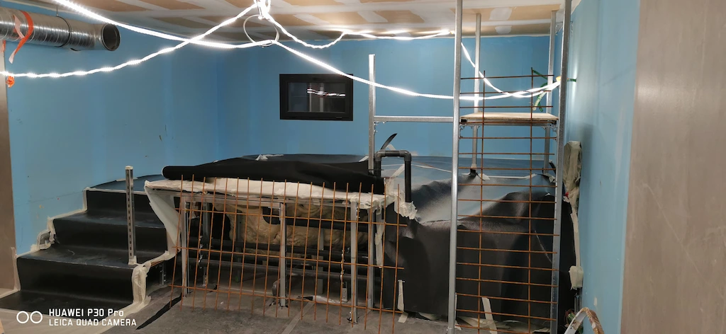 Vue du chantier intérieur du jacuzzi spa en construction – Art Déco 34