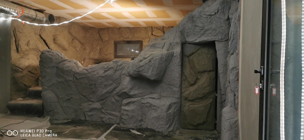 Mur décoratif façon grotte avec porte intégrée pour le jacuzzi spa – Art Déco 34