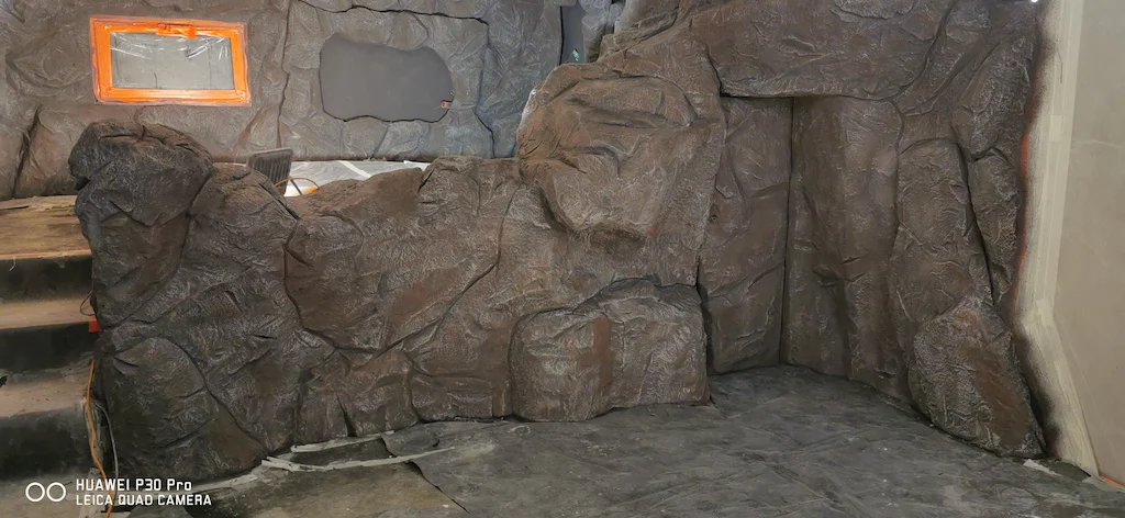 Application de la première couche d’effet naturel sur les parois rocheuses du jacuzzi spa – Art Déco 34