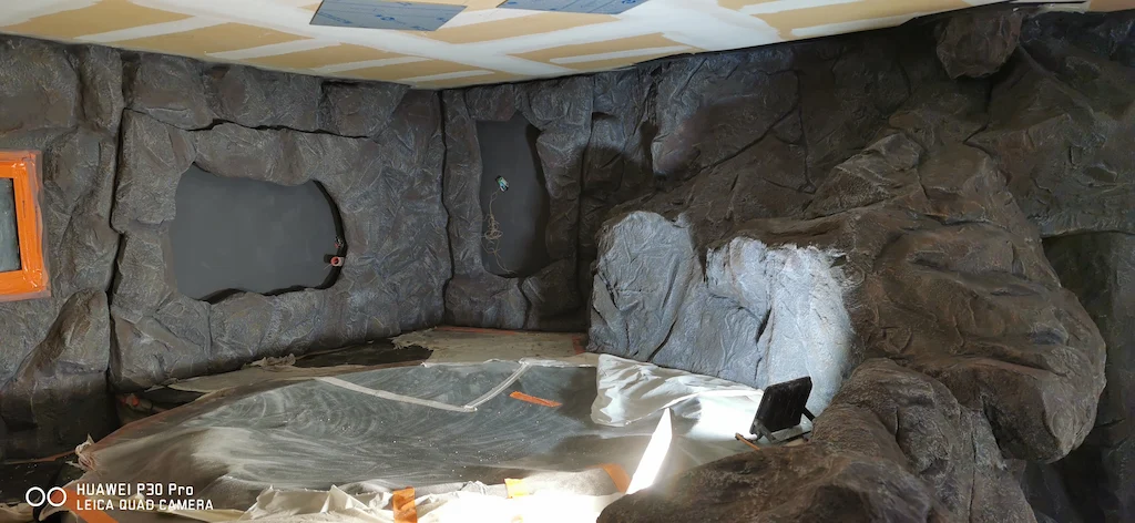 Vue globale du chantier intérieur du jacuzzi spa avec décor rocheux – Art Déco 34