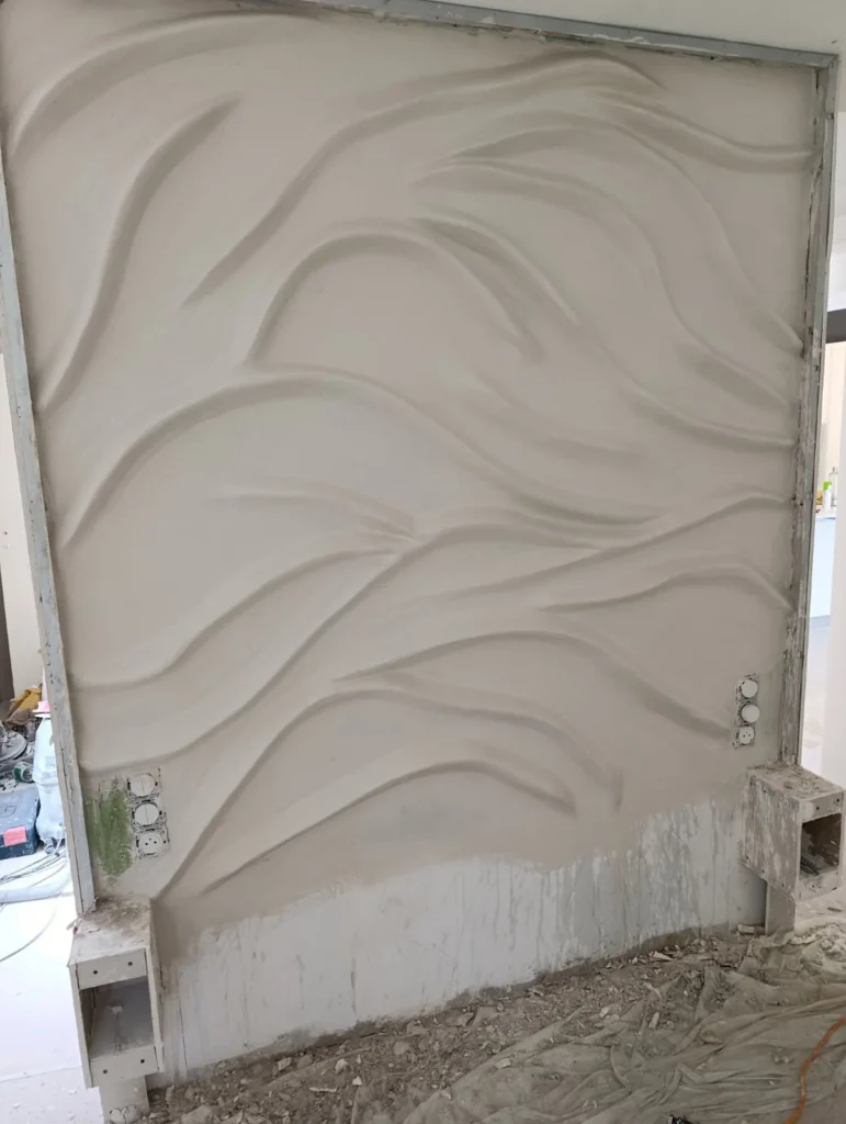 Mur intérieur en béton sculpté avec motifs ondulés – Art Déco 34