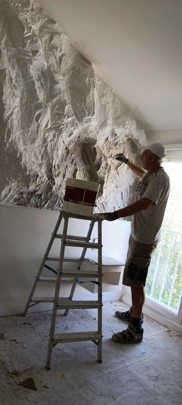 Artisan sculptant une façade intérieure en béton – Art Déco 34