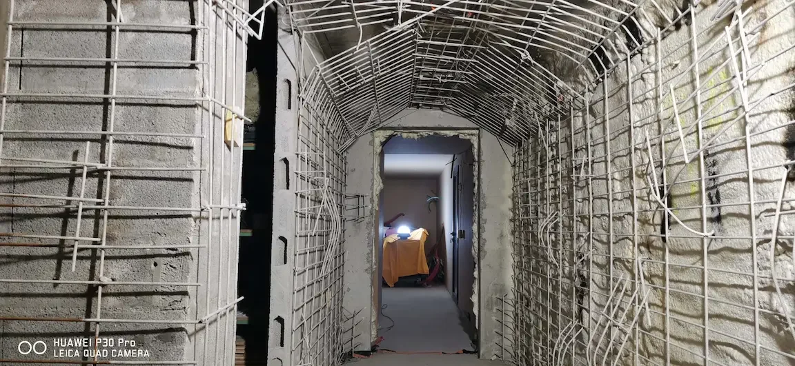 Armature métallique et préparation des parois pour un tunnel en béton sculpté sur chantier